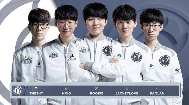 伸腿抬膝 伸腿抬膝